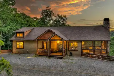 Image de Bert's Hideaway - Hot Tub | Pool Table | Pop-A-Shot Basketball | Shuffleboard | Fire Pit
