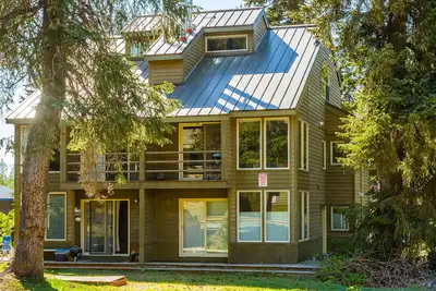 Image de Wonderfully located ski-in/out condo with wood fireplace, loft, mountain views