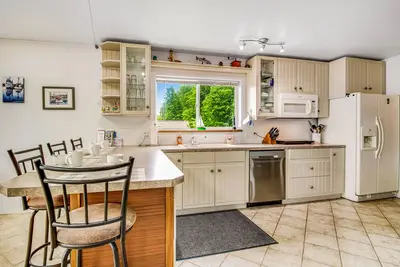 Image de Bayview retreat with fast WiFi, a furnished deck, kitchenette, & washer\/dryer