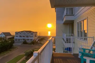 Image de Brand-new condo steps from beach with balcony, WiFi, pool & gym