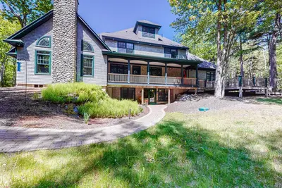 Image de Daylight basement apartment with firepit, grill, & washer/dryer - dog-friendly