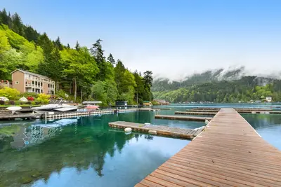 Image de Spacious, 3-story lakefront condo with unmatched views, 2 decks, canoe & dock