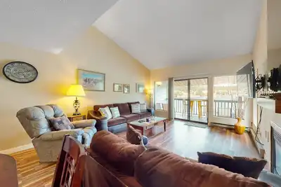 Lakefront condo with balcony, stunning views, fast WiFi & W/D
