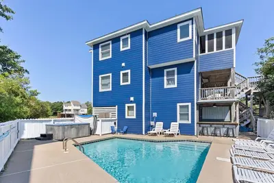 Happy Ours: Fun, Sun, Pool & Hot Tub in Corolla