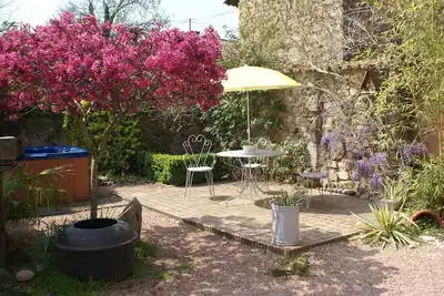 Image de Grange convertie Dans tranquille Jardin Cadre