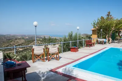 Image de Maison Avec Piscine Privée, Isolée, Vue Unique