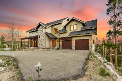 Image de Luxury Home w/ Incredible Views! Hiking from the Property, Multiple Decks, Outdoor Dining, Gas Grill