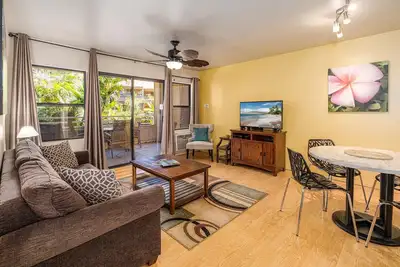 Image de New Listing! 45 Seconds to Maui's Sugar Beach, Beautifully renovated Kihei Bay Vista B-102