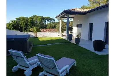 Image de Villa neuve avec jacuzzi et jardin arboré privatif