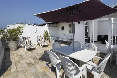 Image de Excellente couverture 4 chambres, terrasse, douche, chaises longues et vue sur la plage.