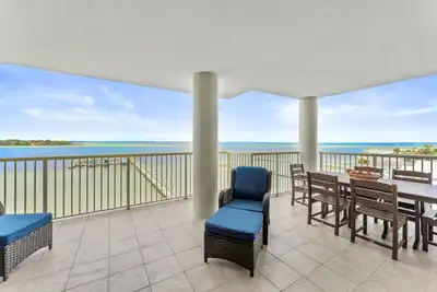 Image de Destin West Osprey 602 ~ 3br w/ amazing views of the lazy river, pool area and bay!