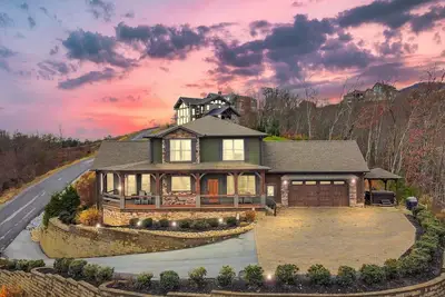 Image de \"Summit Sunrise\" - Mountain Modern Luxury 4br Cabin in The Summit at Bluff Mtn!