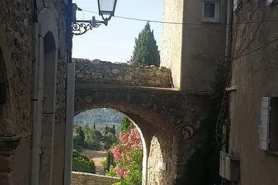 Image de howling, a house in the ramparts
