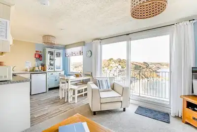 Image de 2 bedroom apartment with balcony, panoramic sea views, outisde space and parking