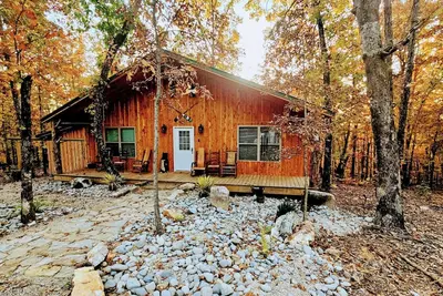 Image de \"The Hideaway Cabin\" Newly constructed cozy cedar cabin in the Ozark Mountains.