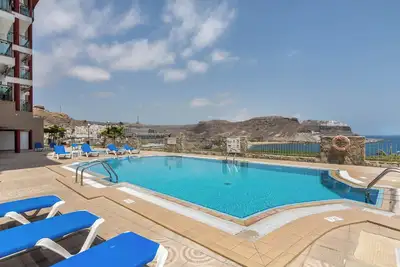 Image de Appartement Su Eminencia près de la plage avec vue sur la mer et piscine partagée.