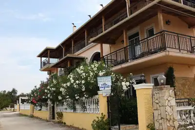 Image de Appartement Nefeli au rez-de-chaussée avec vue sur la mer, jardin et Wi-Fi.
