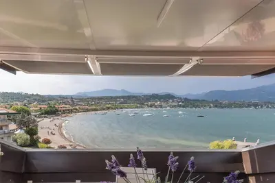 Image de Appartement \"Résidence Gigi Complex\" avec vue sur le lac, terrasse et Wi-Fi.