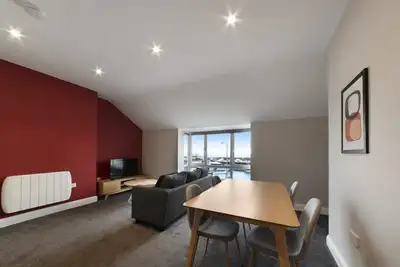 Image de K Suites - Modern Waterside Apt w/ Free parking