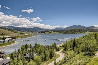 Amazing Lake and Mountain Views!