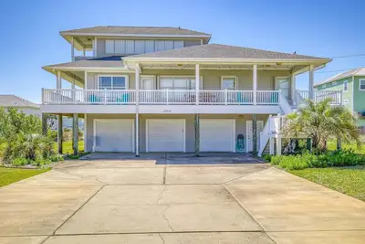 Image de Beautiful 4 Bedroom home just steps to the beach / Sleeps 10!
