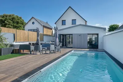 Image de Villa moderne pour 15 avec piscine - Centre