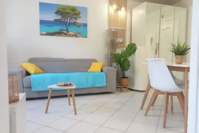 Image de Adorable studio à 200m de la mer. Frais, bien équipé et proche des commodités.