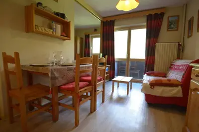 Image de À 10m des pistes de ski, 1er étage, vue montagne, balcon, télévision, casier à ski, 24m²