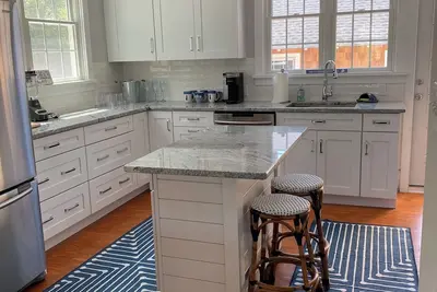 Image de Classic Beach House with adorable back cottage. Two for the price of one!