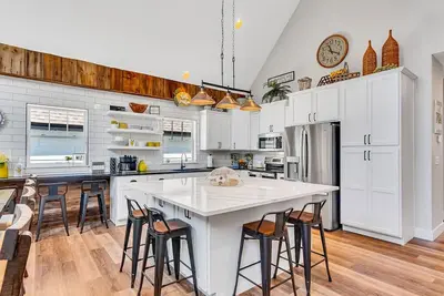 Image de Modern Farmhouse- Dog Friendly- Indoor Pool- Pickleball- Foosball- Shuffleboard- Free Daily Tickets