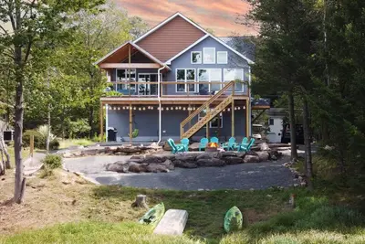 Image de Lakefront Paradise - Luxury 5-Bedroom Home in the Poconos, Sleeps 10!