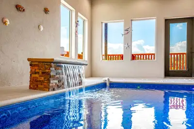 Image de Free Attractions | Indoor Heated Pool, Game Room, Fireplace, Views