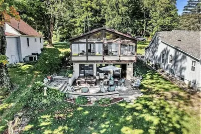 Image de Updated and fully appointed Round Lake waterfront home w/ hot tub!