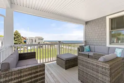 Image de Sunrise Sanctuary | Walk to Wallis | Ocean Views