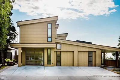Image de Uniquely designed downtown getaway with ocean view, hot tub, patio, & WiFi