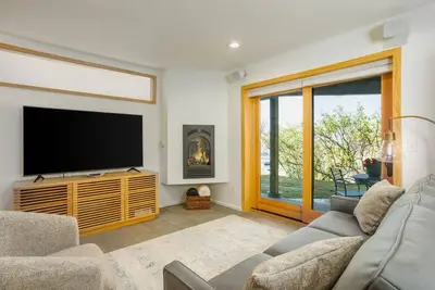 Image de Downtown luxury retreat with ocean views, gas fireplace, hot tub & washer/dryer