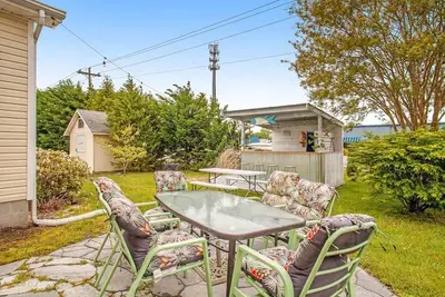Image de Lovely home near the ocean, w/ fire pit, tiki bar, washer/dryer, WiFi, & Netflix