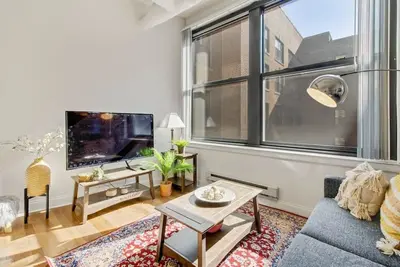 Image de Bright 2br Apartment w Free Parking, Wifi, Gym, Central Location