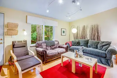 Image de Dog-friendly home with deck, grill, firepit, washer\/dryer & WiFi - walk to beach