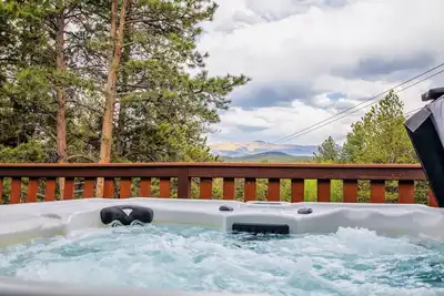 Image de New! Deluxe Cabin! Hot Tub/King Suite/Mt. View/Fire Pit/3 Acres!