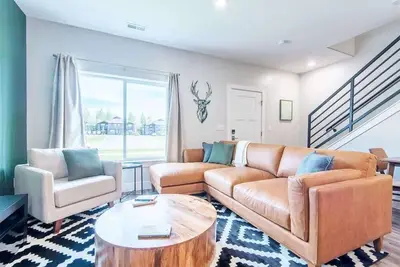 Image de Basecamp Stays: Unique Townhome, 2 Car Garage & Ac