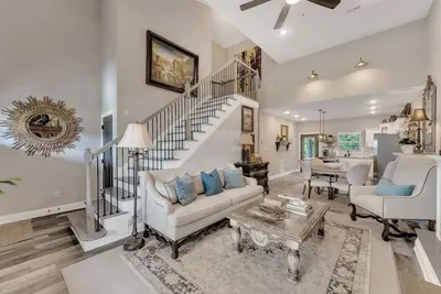 Image de ⭐️5 miles to Ut Campus⭐️New luxurious 4br/3ba condo w/ private backyard retreat!