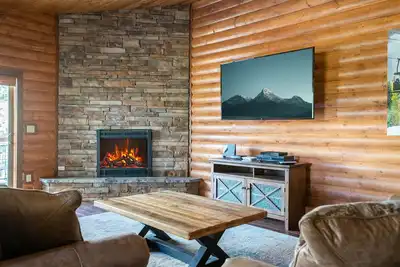 Image de Whispering Pines. 3 Bedrooms. Spa. Amazing Mountain Views. Walk to Bear Mtn. Resort & Golf Course.