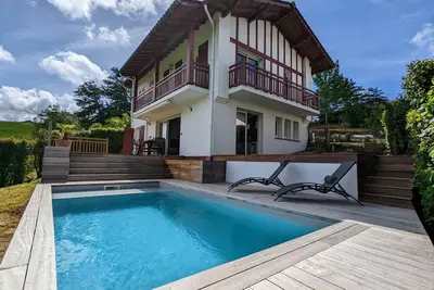 Image de Maison avec piscine, belle vue au calme Ă 10 min des plages