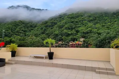 Image de 2\/3Private Riverfront House-ocean\/mountain view-Private Roof-3 min walk to beach