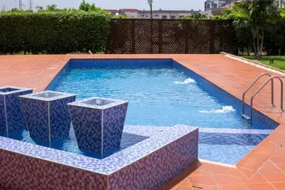 Cheerful 3-bedroom home with a pool and gym