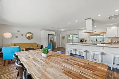 Image de Good vibes! 3bdr House  14 mins to Beach Quiet Wi-Fi Pet-Friend-1 King, 2 Queens