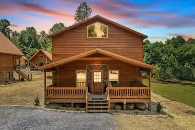 Image de Your Perfect Vacation Awaits! 4 Suites, FirePit, Game Room & Saltwater Pool!