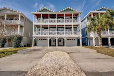 Image de 10 bedroom, 8 bath! Elevator! 2 min. to the ocean! Only thing missing is you! ! !
