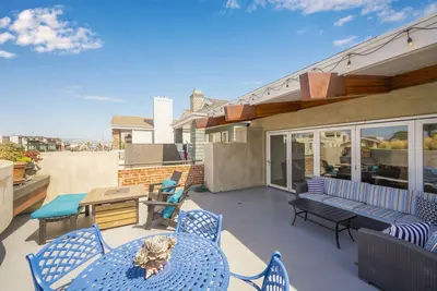 Image de 3 Bed 2 Bath Home w/ Game-Room Steps to the Beach